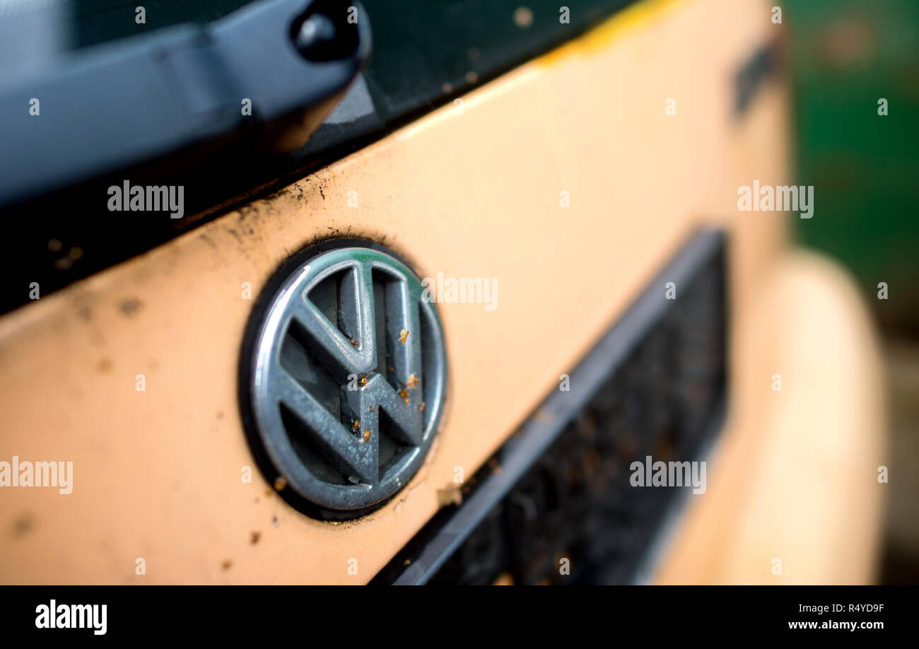Oldenburg, Allemagne. 25 octobre, 2018. Le logo de Volkswagen se bloque sur une Volkswagen Polo accident de voiture à un chantier de recyclage. Dans la lutte contre les interdictions de circuler, Volkswagen veut maintenant reprendre et débris de vieux moteurs diesel à l'Euro 1 à 4 à l'échelle nationale des normes d'émission contre des réductions. Credit : Hauke-Christian Dittrich/dpa/Alamy Live News Banque D'Images