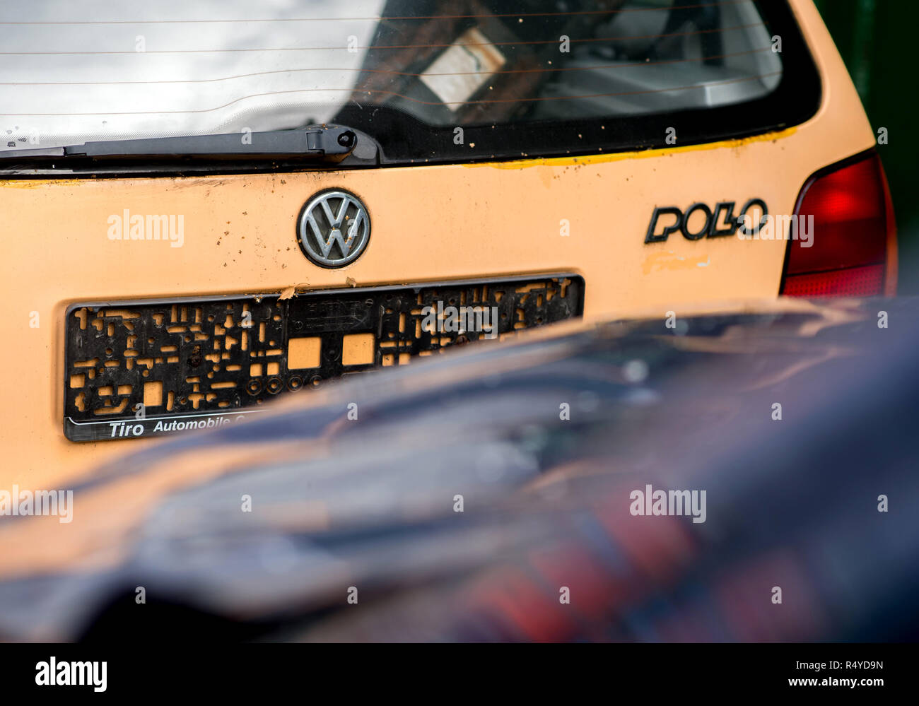 Oldenburg, Allemagne. 25 octobre, 2018. Le logo de Volkswagen se bloque sur une Volkswagen Polo accident de voiture à un chantier de recyclage. Dans la lutte contre les interdictions de circuler, Volkswagen veut maintenant reprendre et débris de vieux moteurs diesel à l'Euro 1 à 4 à l'échelle nationale des normes d'émission contre des réductions. Credit : Hauke-Christian Dittrich/dpa/Alamy Live News Banque D'Images