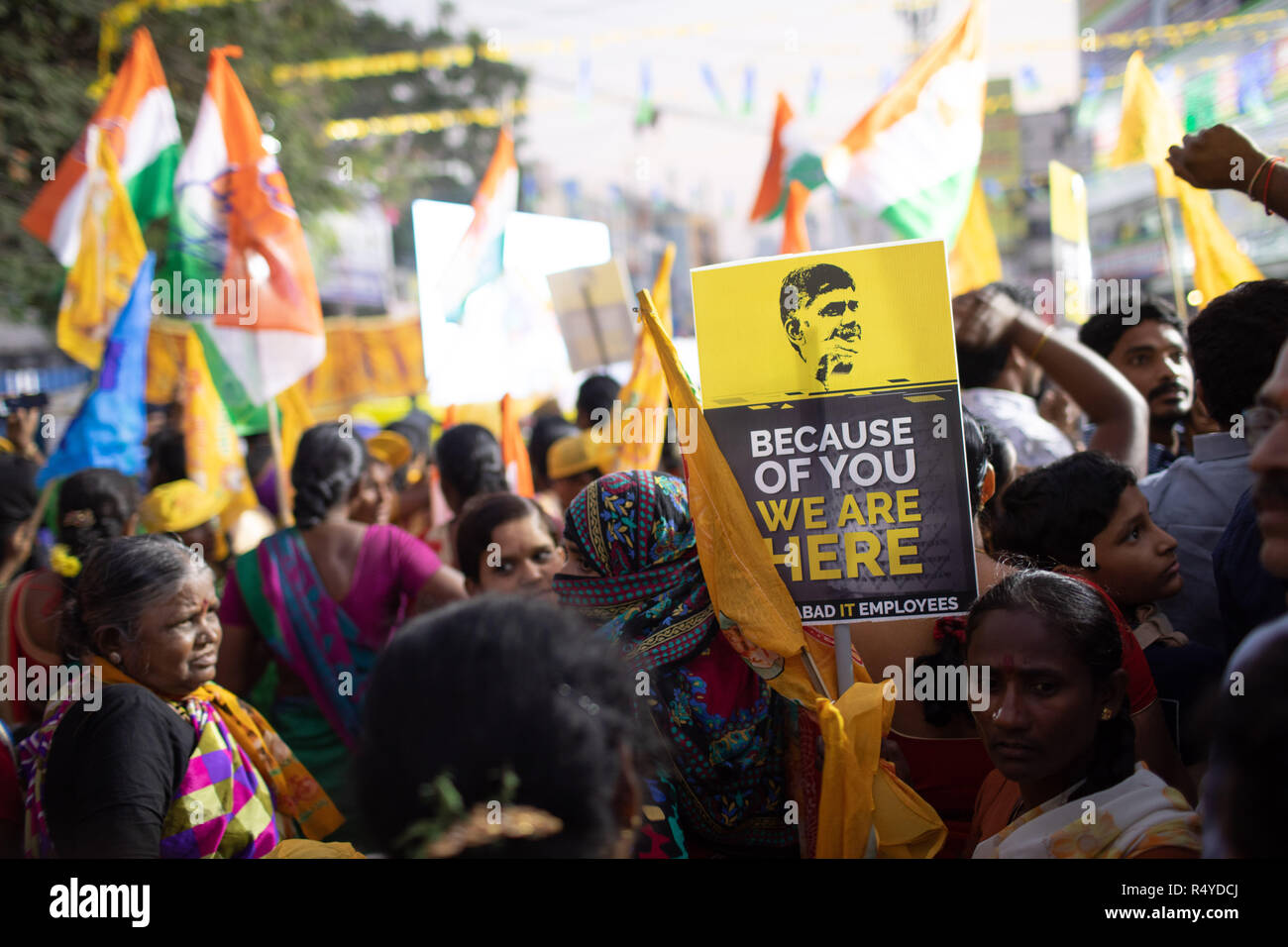 Hyderabad, Inde. 28 Nov, 2018. Les partisans du ministre principal N Chandrababu Naidu tenir des pancartes lors d'une réunion publique à Ameerpet à Hyderabad, Inde pour la prochaine élection de l'Assemblée législative Telangana qui aura lieu le 07 décembre 2018. Crédit : Sanjay Borra/Alamy Live News Banque D'Images