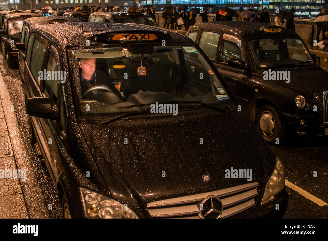 Londres, Royaume-Uni. 28 Nov, 2018. Des taxis noirs bloquer le pont de Londres pour une troisième nuit, et malgré les mauvais temps, dans le cadre de leur Taxi protester contre la décision de TfL de conduire en bloc où les bus sont autorisés - comme dans la rue Tooley et Bnak Junction. Crédit : Guy Bell/Alamy Live News Banque D'Images