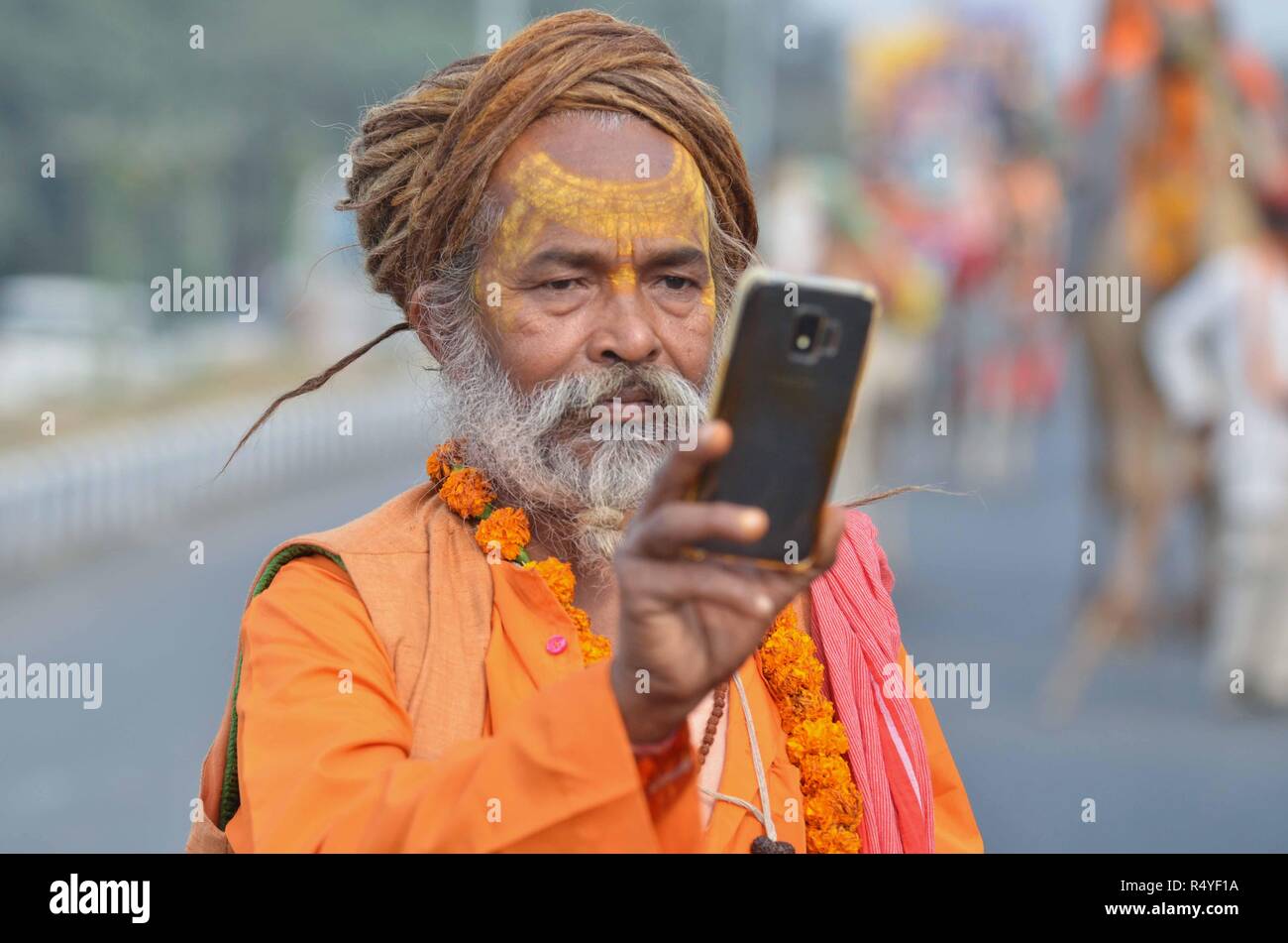 Allahabad, Uttar Pradesh, Inde. 28 Nov, 2018. Sadhu prenez des photos au cours part à nager Pierre Procession d'Dashnam Juna Akhara avant 2019 à Allahabad. Kumbh Credit : Prabhat Kumar Verma/ZUMA/Alamy Fil Live News Banque D'Images