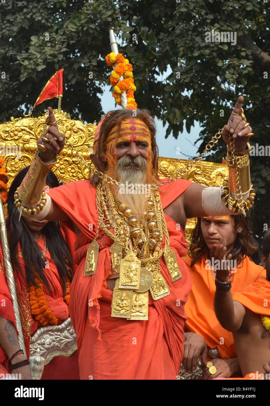 Allahabad, Uttar Pradesh, Inde. 28 Nov, 2018. Au cours de danse Baba or prendre part à nager Pierre Procession d'Dashnam Juna Akhara avant 2019 à Allahabad. Kumbh (Crédit Image : © Prabhat Kumar VermaZUMA sur le fil) Banque D'Images
