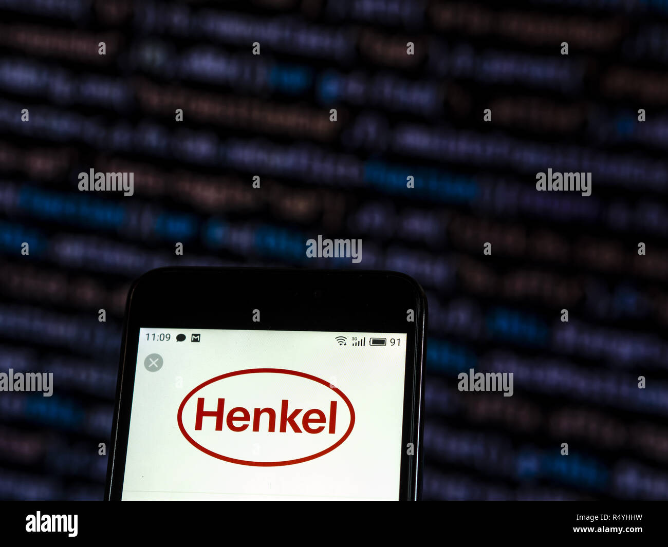Kiev, Ukraine. 28 Nov, 2018. Henkel Chemicals logo de l'entreprise vu affichée sur téléphone intelligent. Crédit : Igor Golovniov SOPA/Images/ZUMA/Alamy Fil Live News Banque D'Images