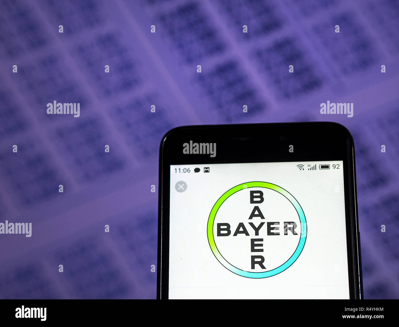 Kiev, Ukraine. 28 Nov, 2018. Logo de l'entreprise pharmaceutique Bayer vu affichée sur téléphone intelligent. Crédit : Igor Golovniov SOPA/Images/ZUMA/Alamy Fil Live News Banque D'Images
