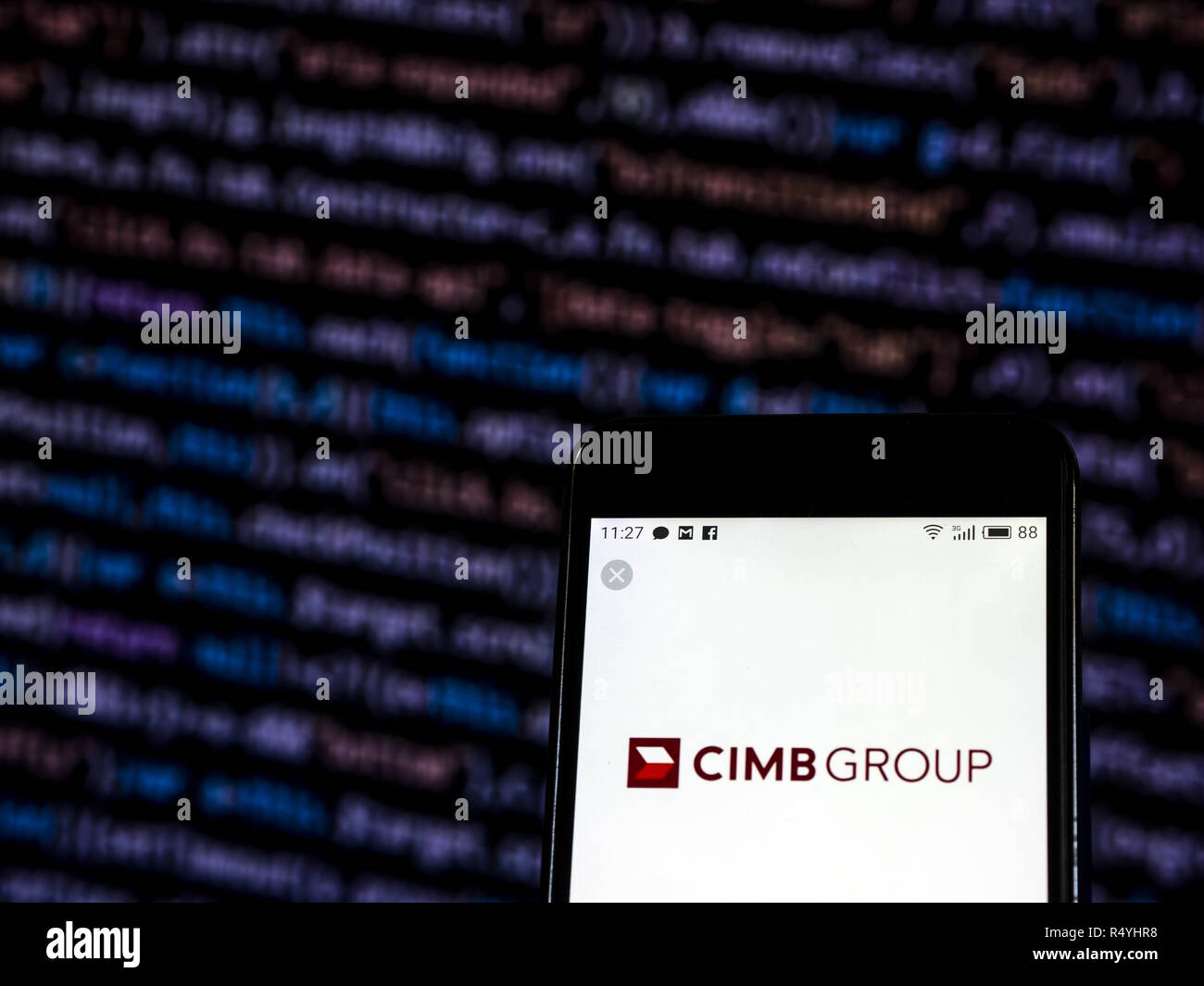 Kiev, Ukraine. 28 Nov, 2018. CIMB banque de détail logo de l'entreprise vu affichée sur téléphone intelligent. Crédit : Igor Golovniov SOPA/Images/ZUMA/Alamy Fil Live News Banque D'Images