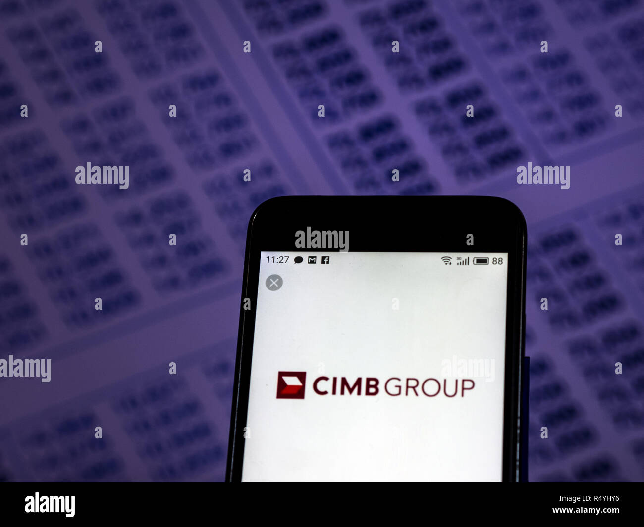 Kiev, Ukraine. 28 Nov, 2018. CIMB banque de détail logo de l'entreprise vu affichée sur téléphone intelligent. Crédit : Igor Golovniov SOPA/Images/ZUMA/Alamy Fil Live News Banque D'Images