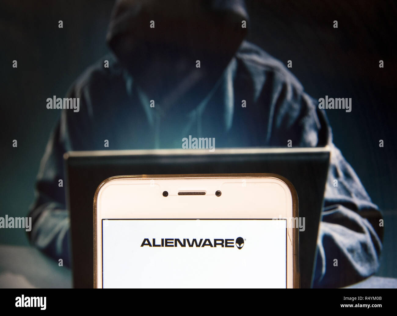 Hong Kong, Chine. 23 Nov, 2018. Matériel informatique américain filiale de  Dell, Alienware, logo est vu sur un appareil mobile Android avec une figure  de hacker dans l'arrière-plan. Credit : Miguel Candela/SOPA