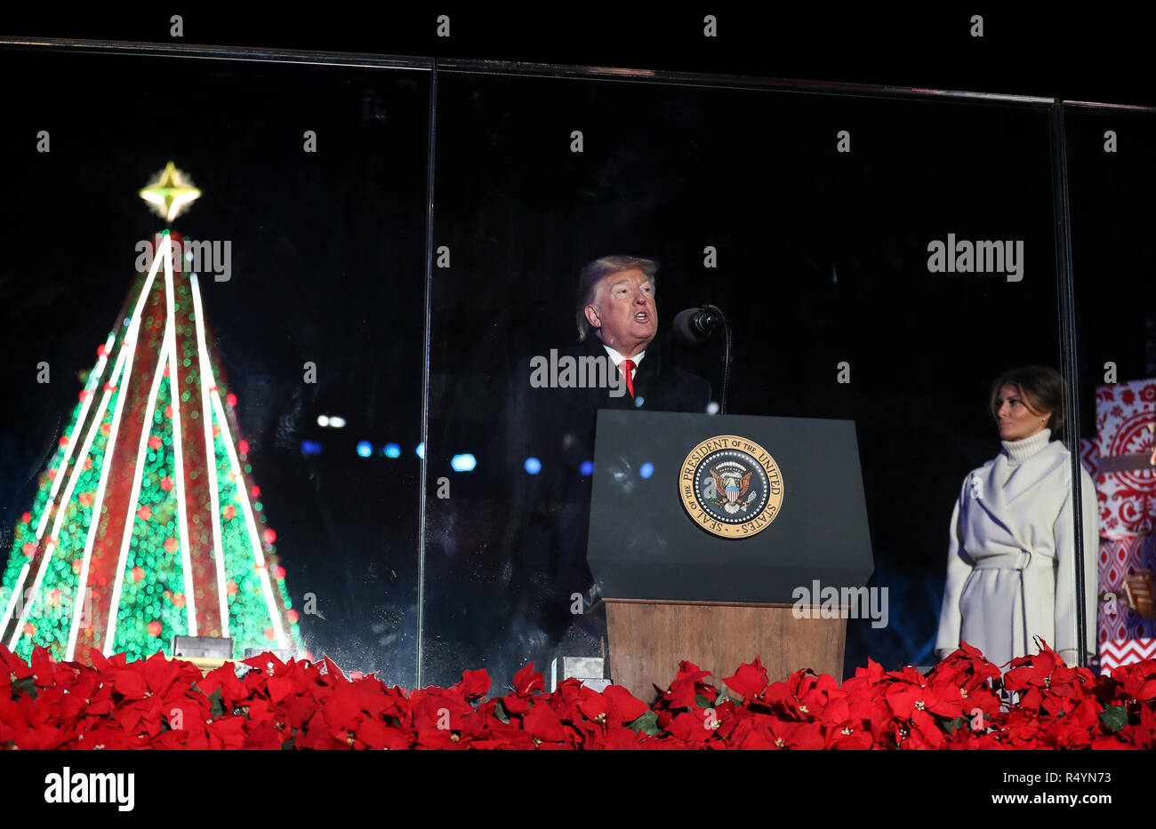 Washington, DC. 28 Nov, 2018. Le Président des Etats-Unis, Donald J. Trump parle avec la première dame Melania Trump lors de l'illumination de l'arbre de Noël National 2018 Cérémonie à l'Ellipse près de la Maison Blanche le 28 novembre 2018 à Washington, DC. Credit : Oliver Contreras/Piscine via CNP | Conditions de crédit dans le monde entier : dpa/Alamy Live News Banque D'Images