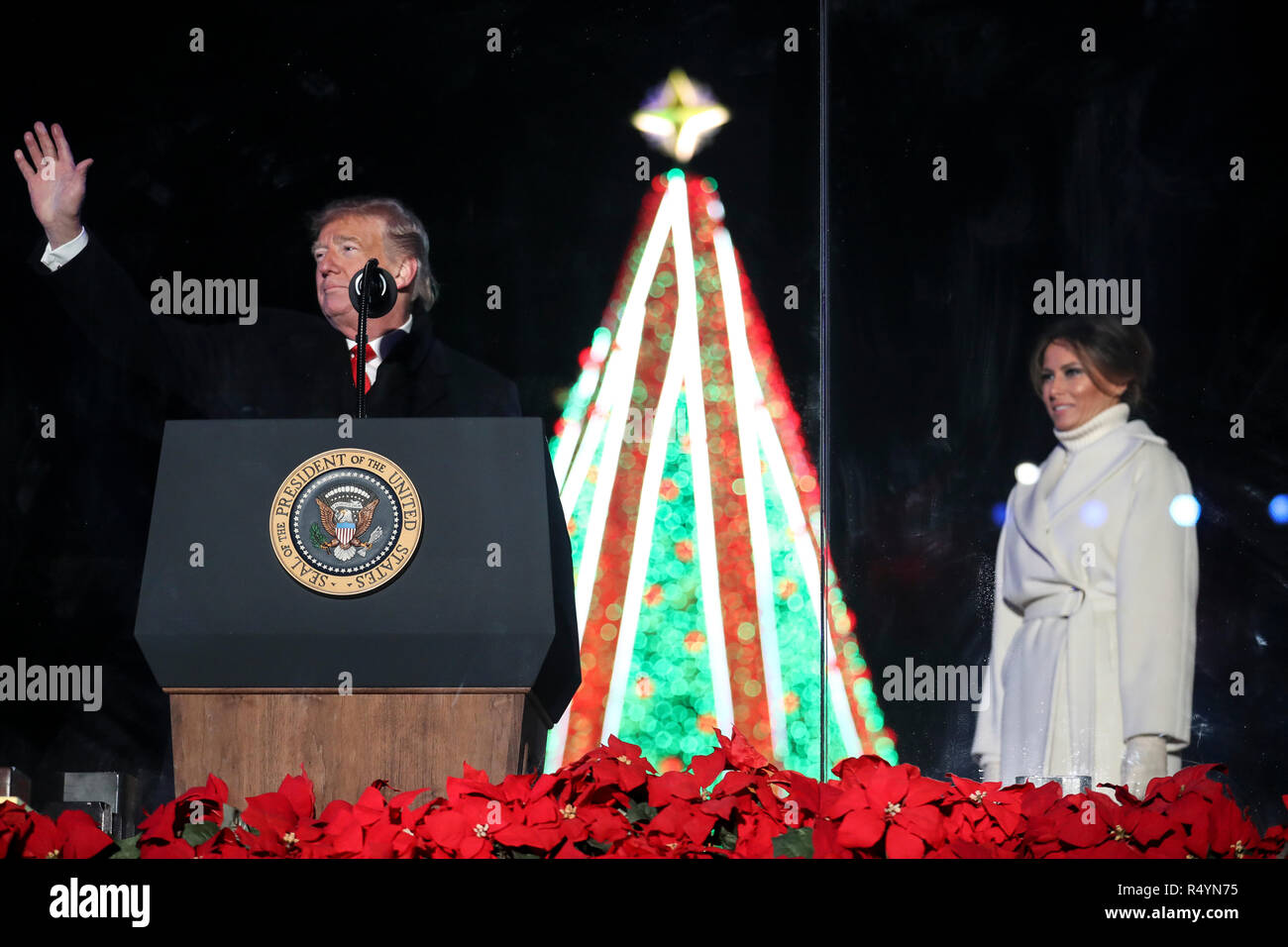 Washington, DC. 28 Nov, 2018. Le Président des Etats-Unis, Donald J. Trump parle avec la première dame Melania Trump lors de l'illumination de l'arbre de Noël National 2018 Cérémonie à l'Ellipse près de la Maison Blanche le 28 novembre 2018 à Washington, DC. Credit : Oliver Contreras/Piscine via CNP | Conditions de crédit dans le monde entier : dpa/Alamy Live News Banque D'Images
