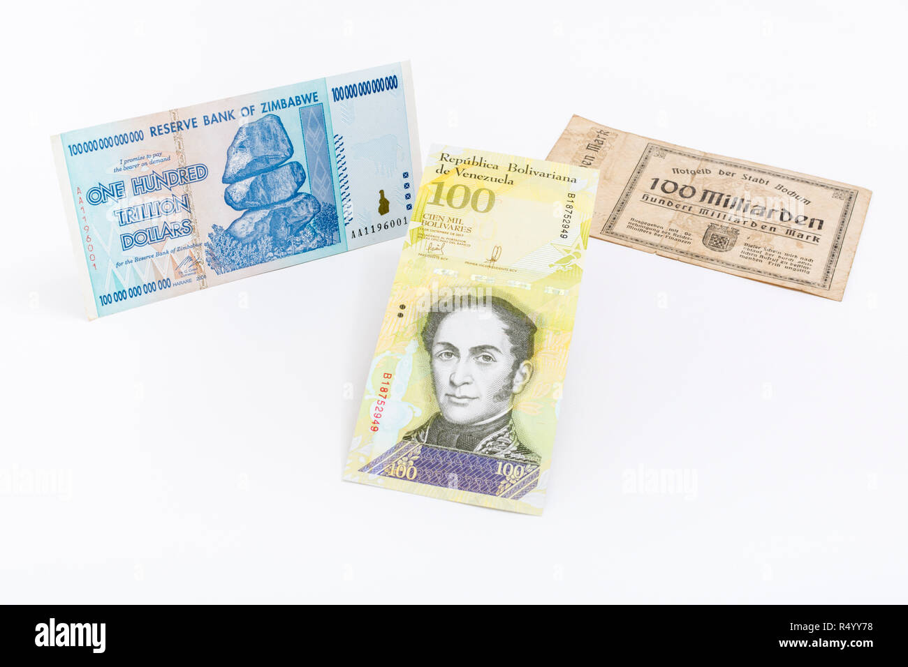 L'hyperinflation - les 3 cas classiques : Allemagne années 1920 (100 milliards de marks), le Zimbabwe (100 billions de dollars, 2008), 100 000 billets de Bolivar vénézuélien. Banque D'Images