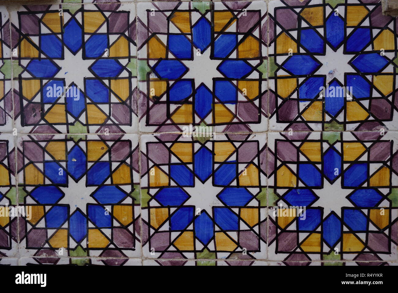 L'étain peint traditionnel portugais-carreaux de céramique vernissés azulejos colorés avec ornement géométrique sur le mur du bâtiment à Lisbonne, Portugal Banque D'Images
