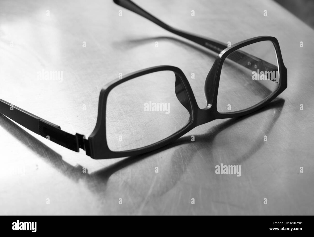 Cadre plastique VERRES SUR TABLE ACIER Banque D'Images