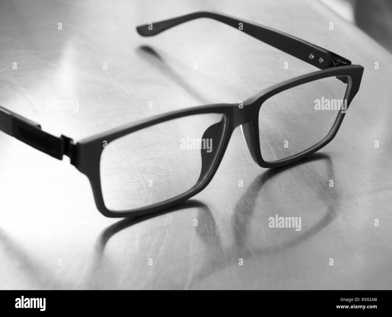 Cadre plastique VERRES SUR TABLE ACIER Banque D'Images