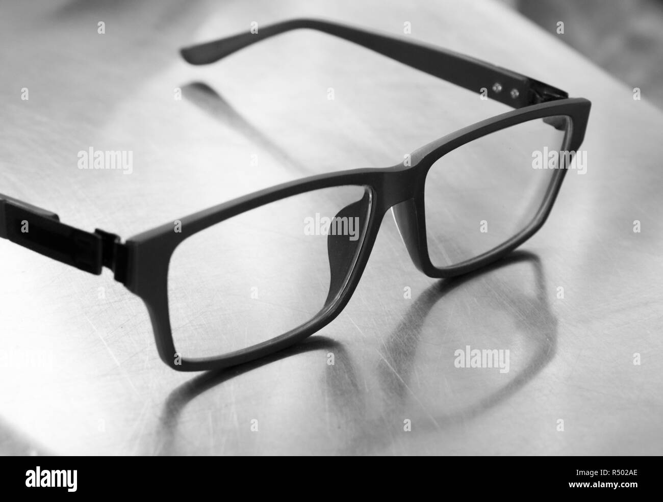 Cadre plastique VERRES SUR TABLE ACIER Banque D'Images