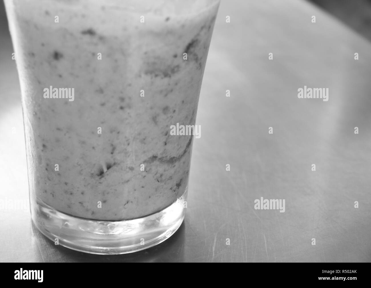 Verre AVEC STRAWBERRY MILKSHAKE SUR TABLE ACIER Banque D'Images