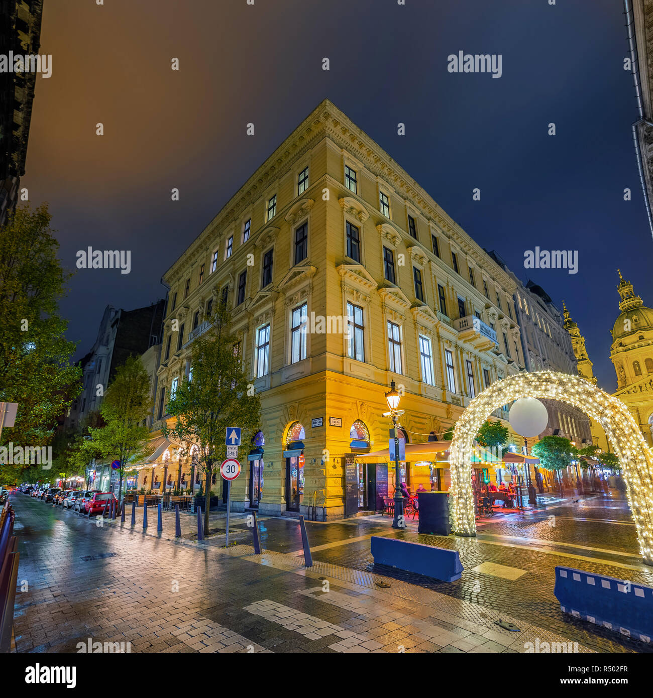 Budapest, Hongrie - Marché de Noël à la porte et Zrinyi Oktober 6 coin de rue avec St.Stephen's Basilica à background Banque D'Images