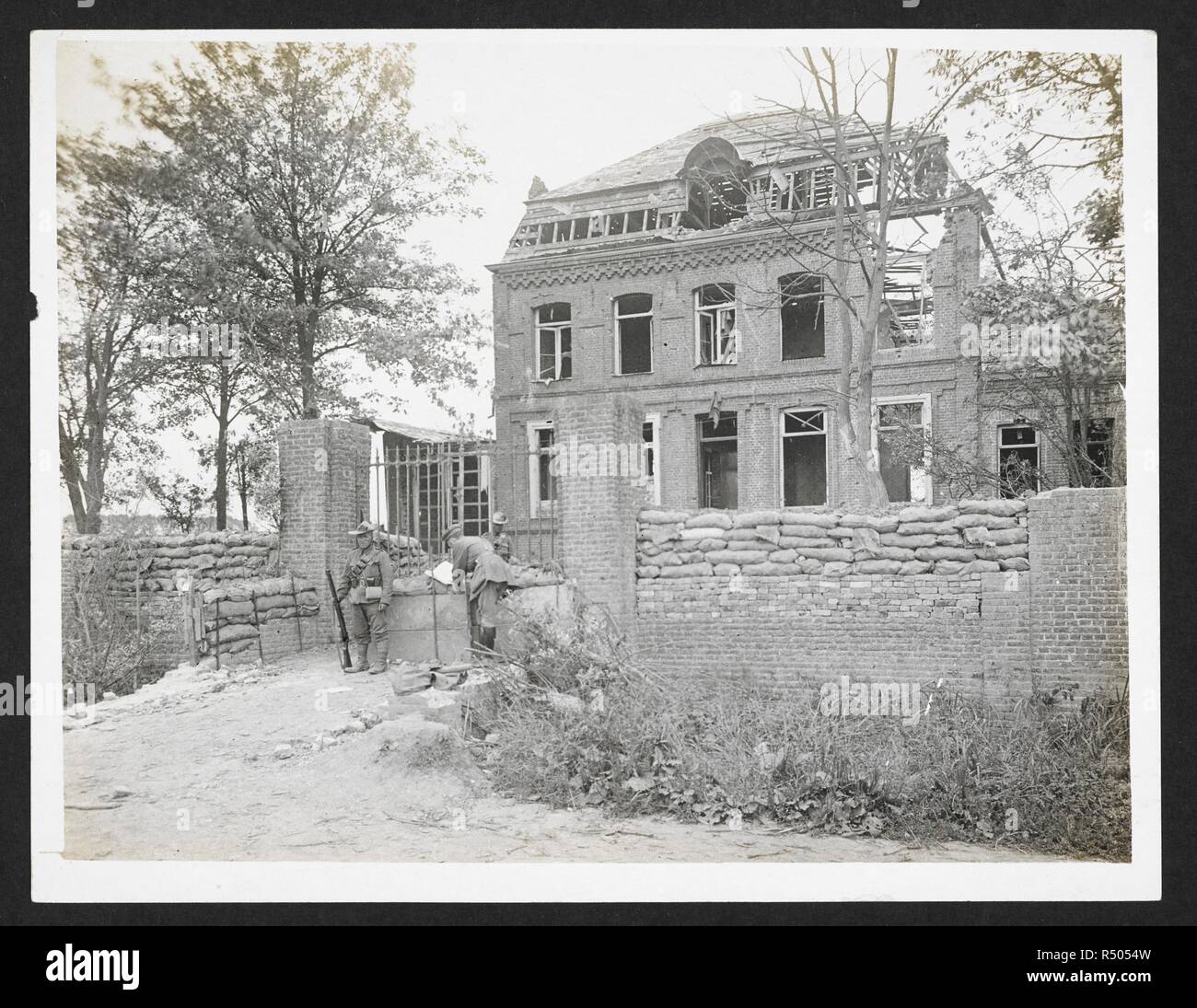 Un poste de défense à l'avant [Richebourg, France]. Vue d'une maison en ruine, avec périmètre de sacs et gardiens de service. Dossier de l'armée indienne en Europe durant la Première Guerre mondiale. 20e siècle, 6 août 1915. Argentiques. Source : Photo 24/(275). Auteur : Big Sur, H. D. Banque D'Images