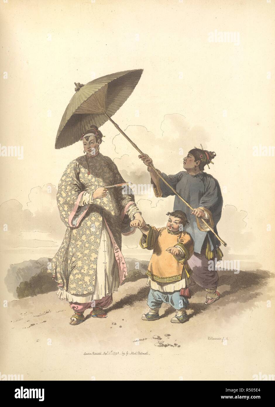 Une femme chinoise et de son fils. Le Costume de la Chine. Illustré dans quarante-huit c. William Miller : Londres, 1805. La dame porte une longue robe de soie ou satin. En dessous, elle porte un sous-vest et des porteurs de taffetas. Ses cheveux sont lissés avec de l'huile et étroitement tordus et attaché avec passe-lacets d'or et d'argent ; à travers son front elle porte une bande, d'où descend un pic de velours, ornée d'un diamant ou perle, et de fleurs artificielles, sont disposés de chaque côté de sa tête. Elle porte des boucles d'oreilles et d'une chaîne de perles parfumées. Son fils a deux files d'attente de cheveux, comme c'était la mode. Le serviteur Banque D'Images