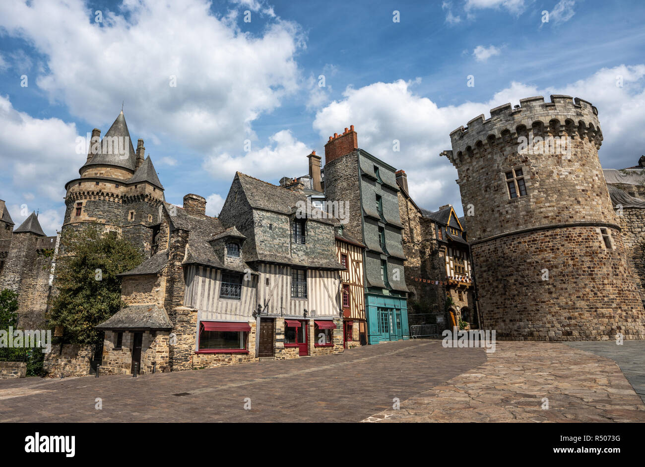 Vitré France, vieille ville, bâtiments médiévaux à colombages et cobblestone road. Banque D'Images