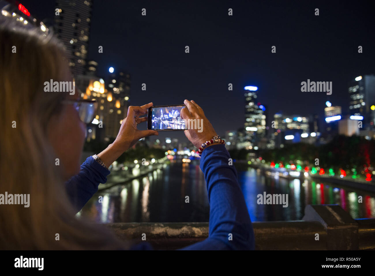 Prendre une photo avec un smartphone de Melbourne de nuit Banque D'Images
