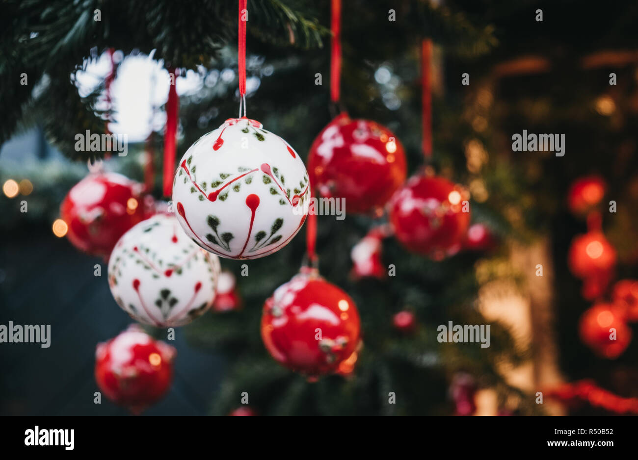 Close up of red and white Christmas Tree decorations en vente sur un marché de Noël. Banque D'Images