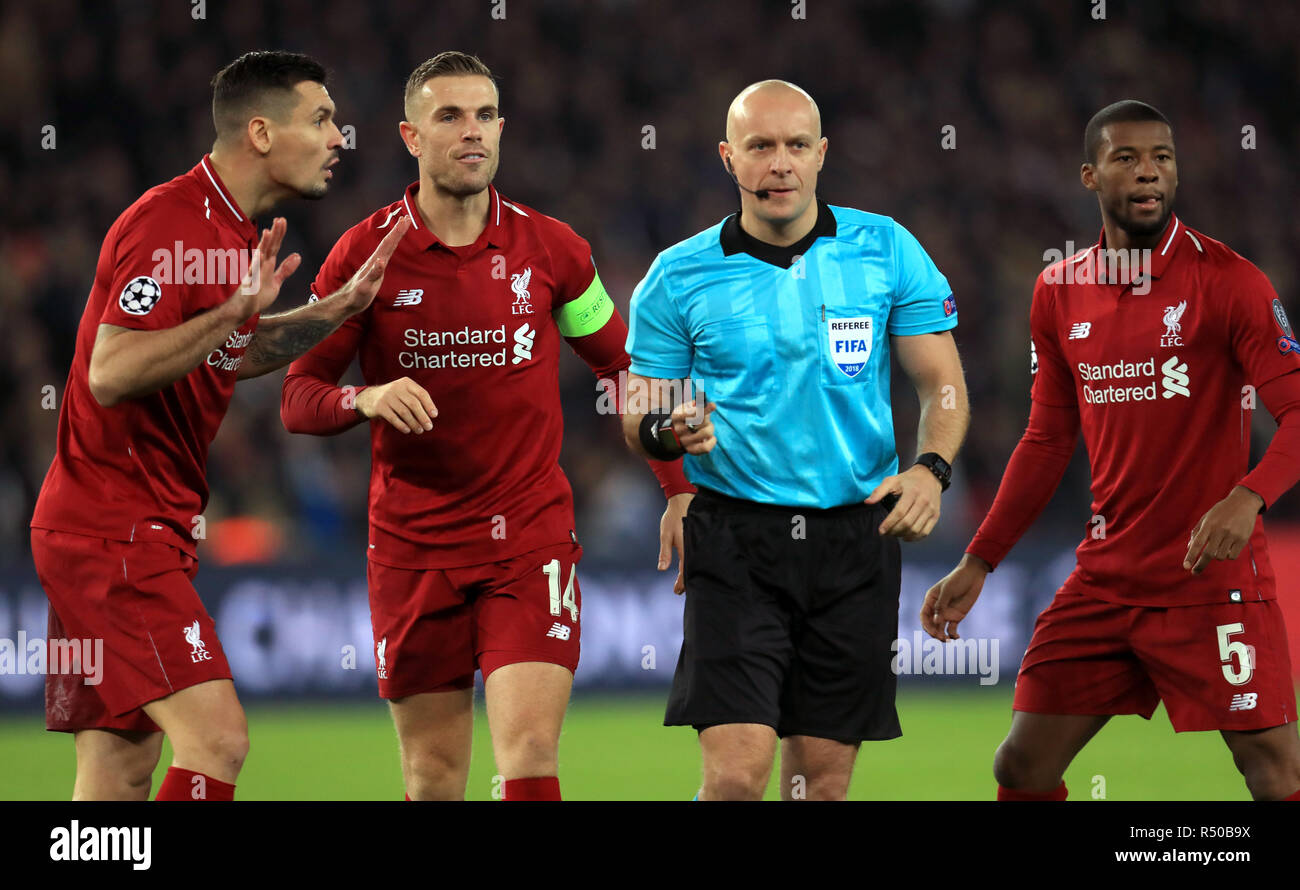 Dejan Lovren de Liverpool (à gauche), la Jordanie Henderson (centre) et Georginio Wijnaldum avec match arbitre Szymon Marciniak lors de la Ligue des Champions, Groupe C match au Parc des Princes, Paris. Banque D'Images