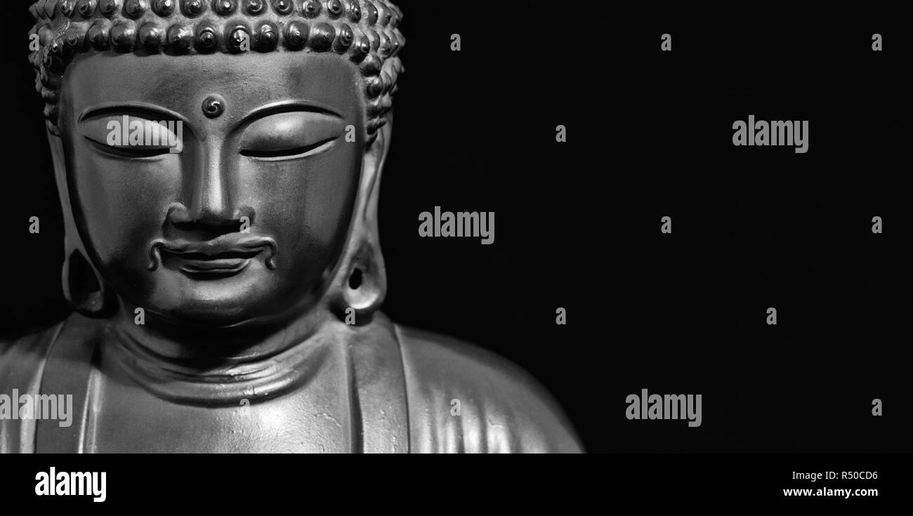 Statuette de Bouddha dans l'acte de méditer (en noir et blanc avec copie espace) Banque D'Images