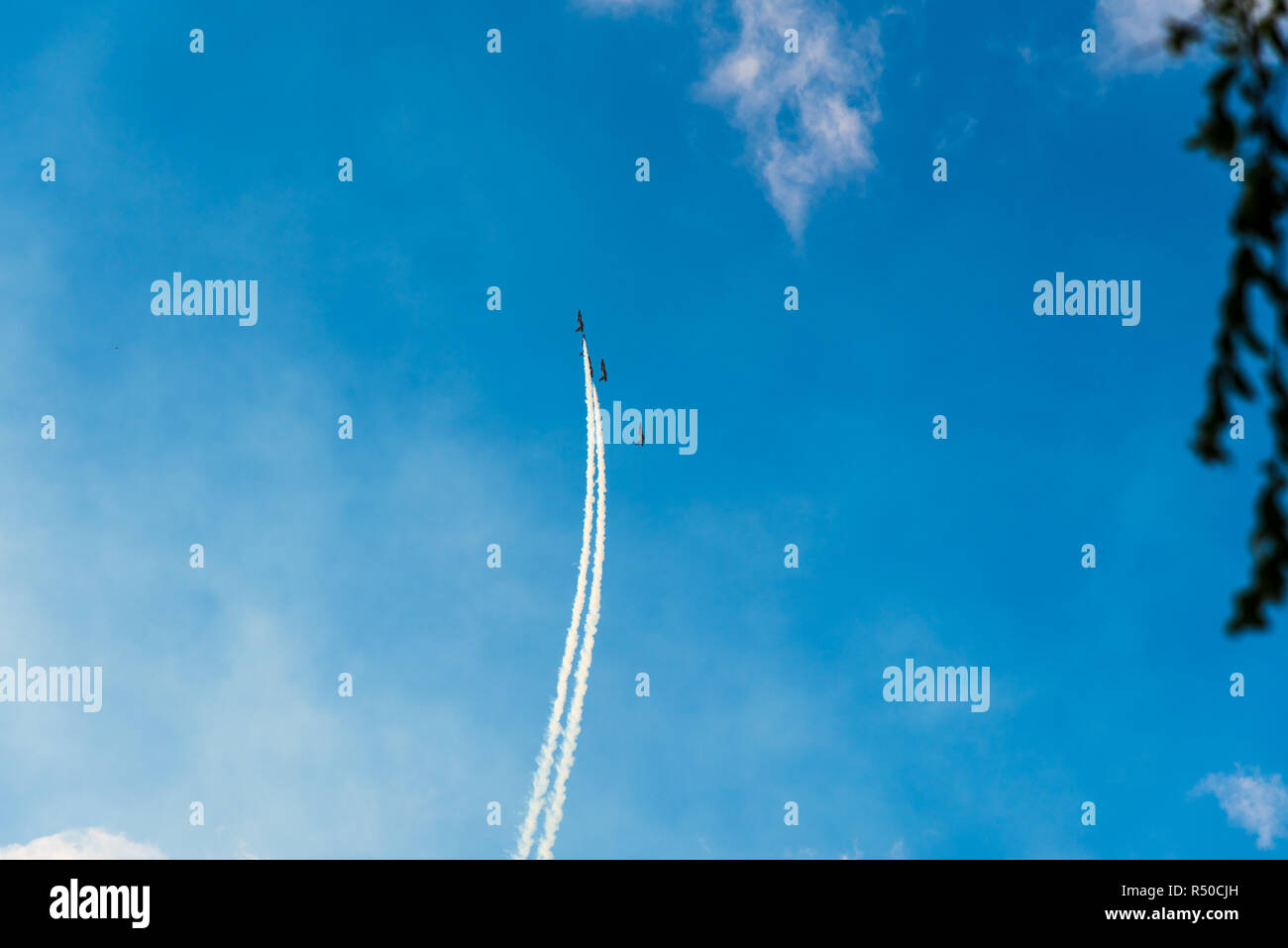 Les avions à réaction de faire des formes dans le ciel au cours d'un show Banque D'Images