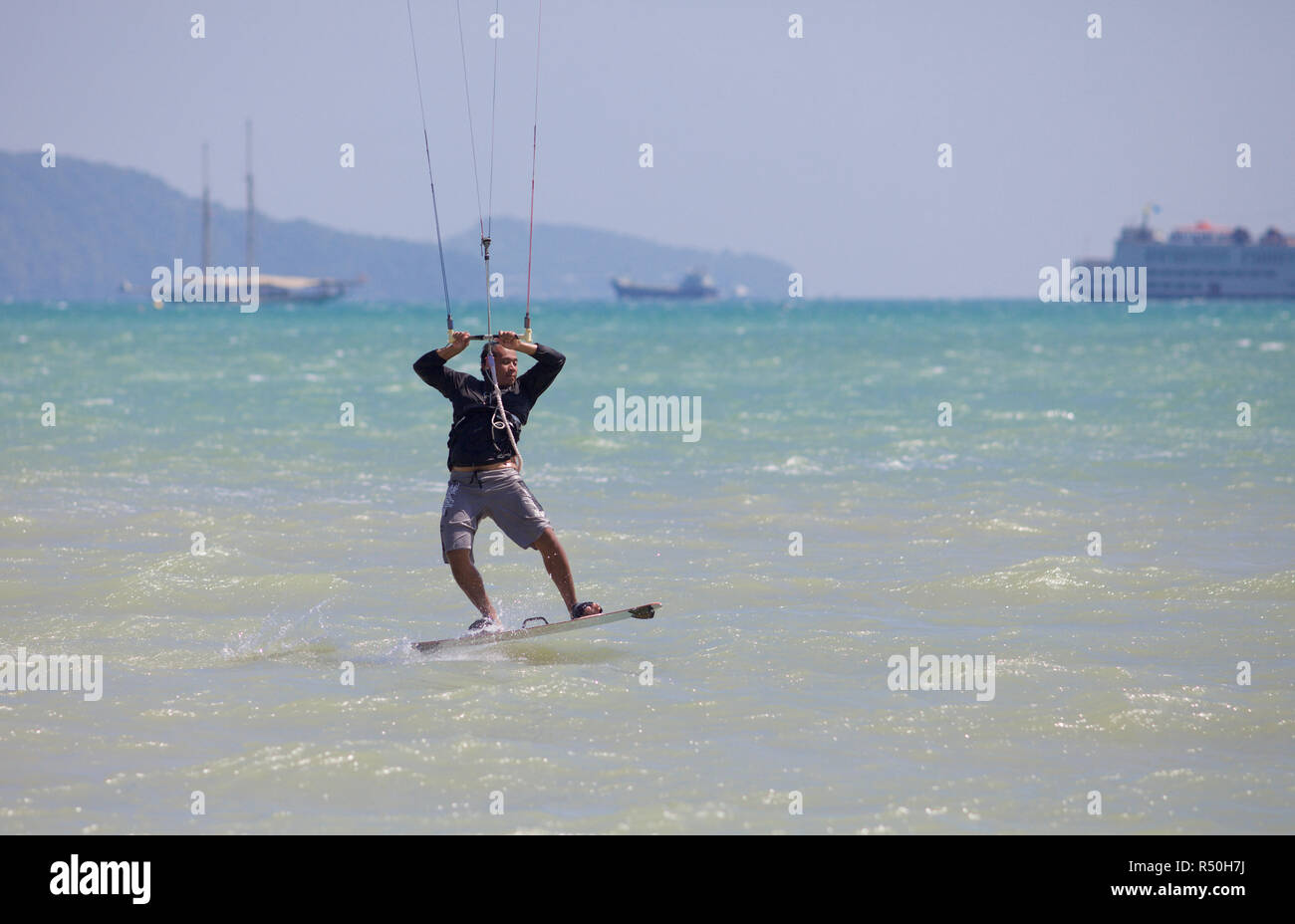 Le kite surf dans la baie de Chalong, Phuket, Thailand Banque D'Images