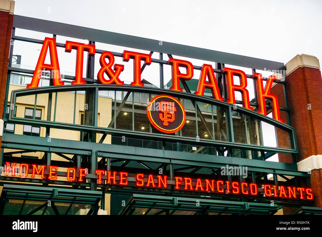 21 août 2018 San Francisco / CA / USA - de près de l'emblème de l'AT&T Park, stade des San Francisco Giants au-dessus de l'un de l'arène gat entrée Banque D'Images