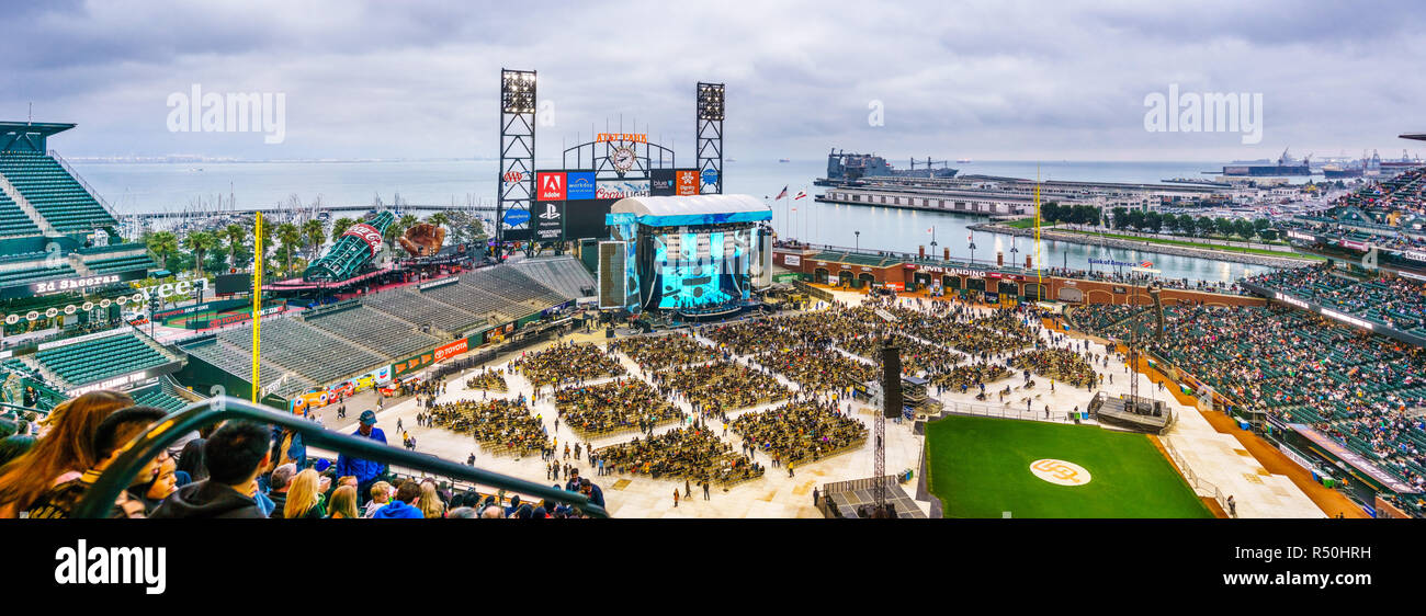 21 août 2018 San Francisco / CA / USA - vue aérienne de l'AT&T Park stade avant un concert de musique ; stage installée en face du panneau Banque D'Images