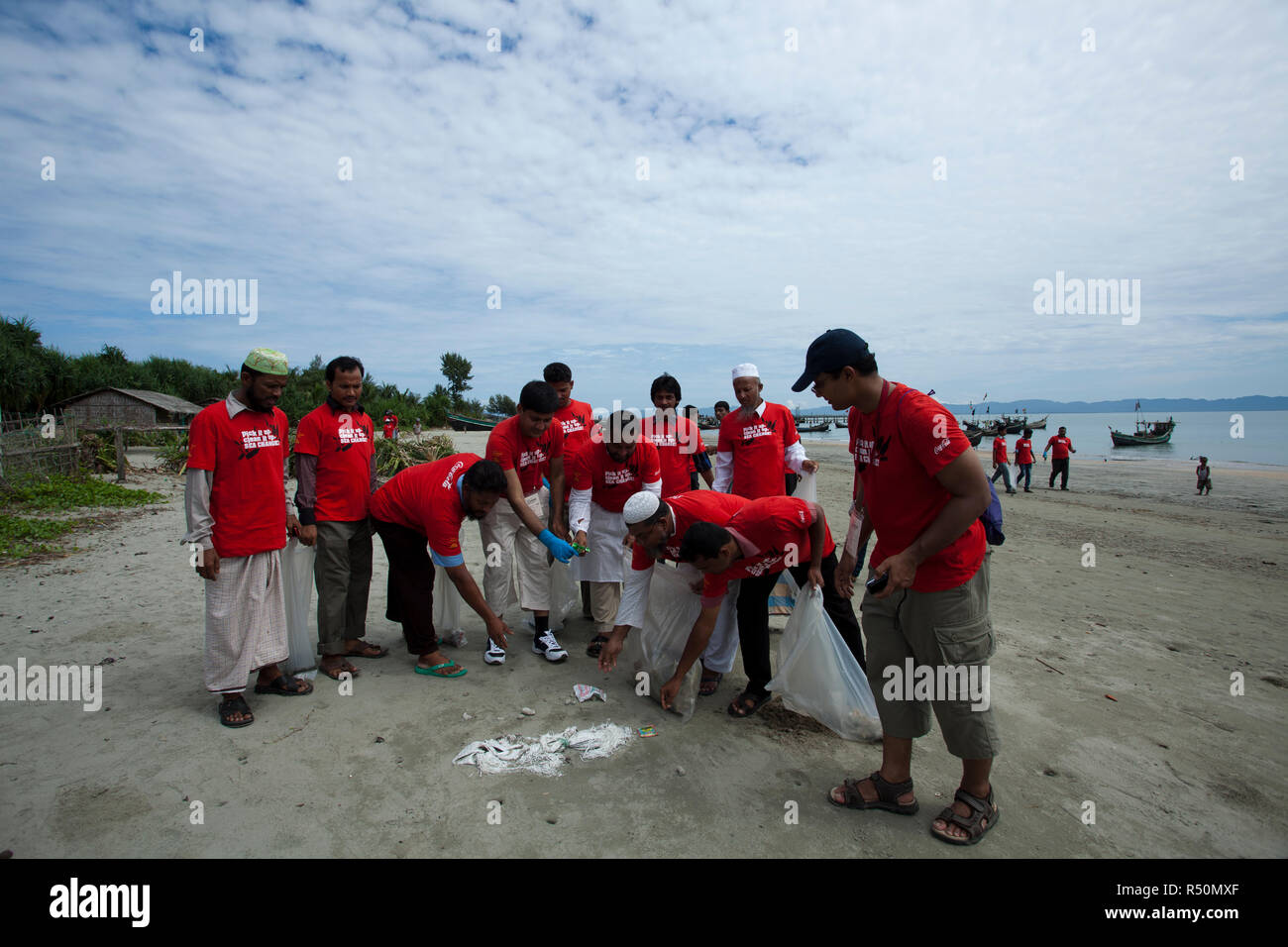 La journée de nettoyage du littoral est observé dans l'île. Les gens participent à l'élimination des déchets et débris de différentes plages et w Banque D'Images