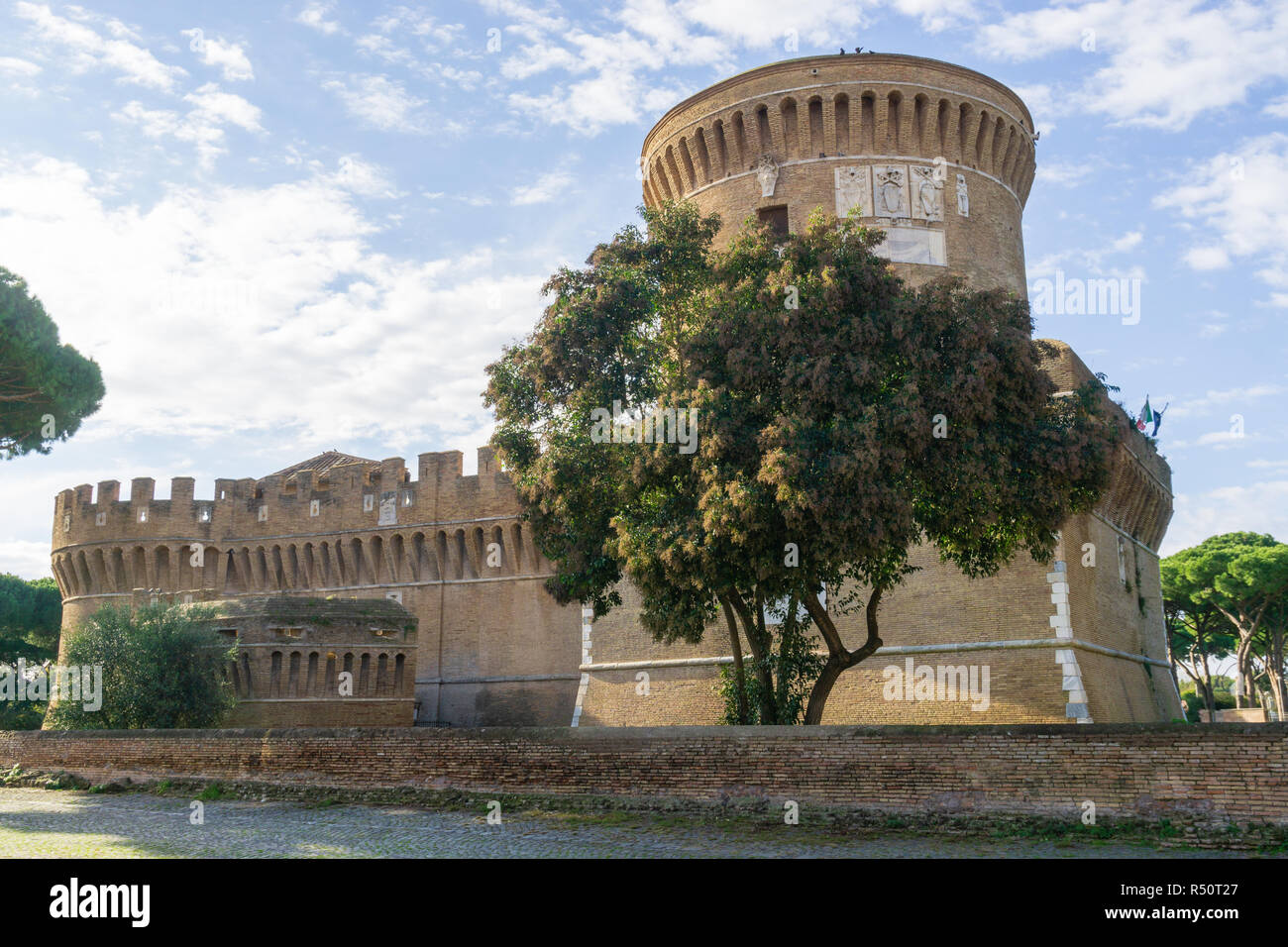 Ostia Antica à Rome, Italie Château de Giulio II, près de l'Ancienne Ostia fouilles de l'ancien port de l'Empire romain Banque D'Images