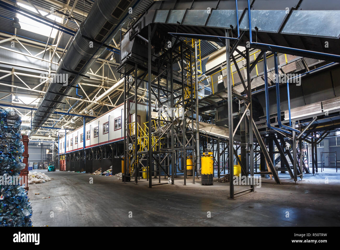 Minsk, Belarus - Octobre 2018 : constructions métalliques de déchets convoyeur de tri sur le recyclage des déchets moderne usine de traitement. Séparer les déchets collectio Banque D'Images