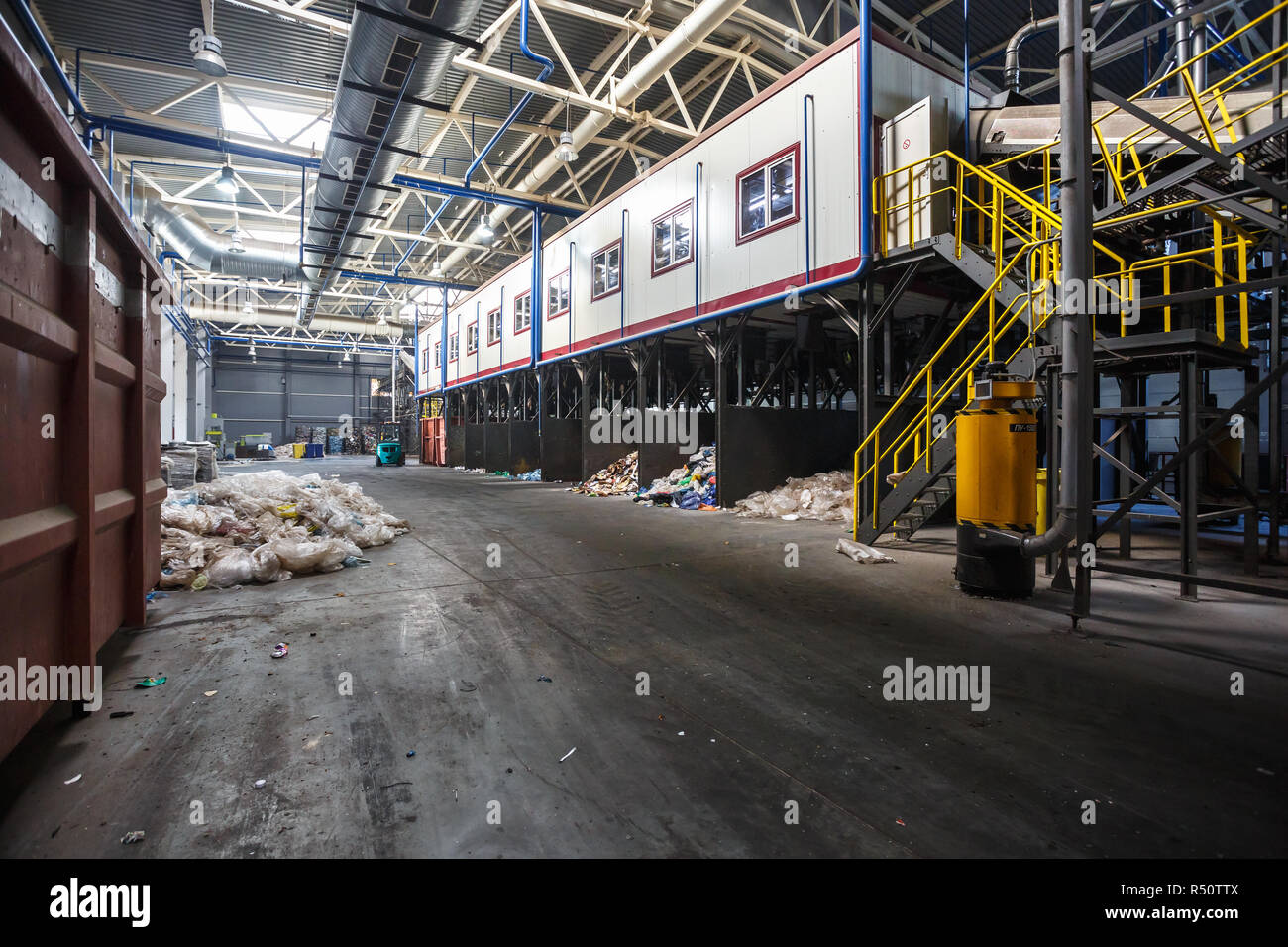 Minsk, Belarus - Octobre 2018 : constructions métalliques de déchets convoyeur de tri sur le recyclage des déchets moderne usine de traitement. Séparer les déchets collectio Banque D'Images