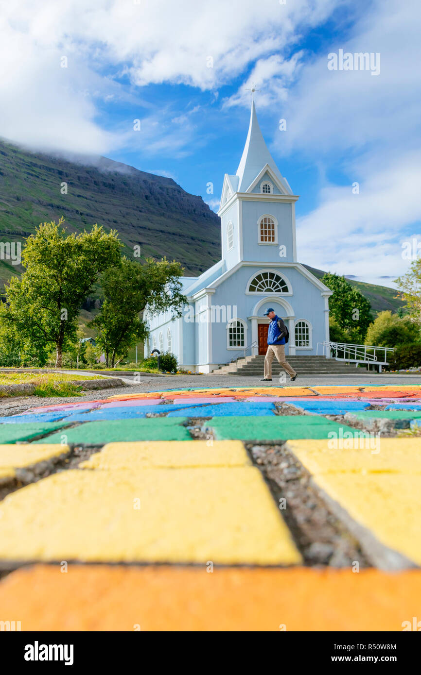 La principale rue piétonne de Seydisfjordur est peint dans des couleurs vives de l'arc-en-ciel, de l'Islande Banque D'Images