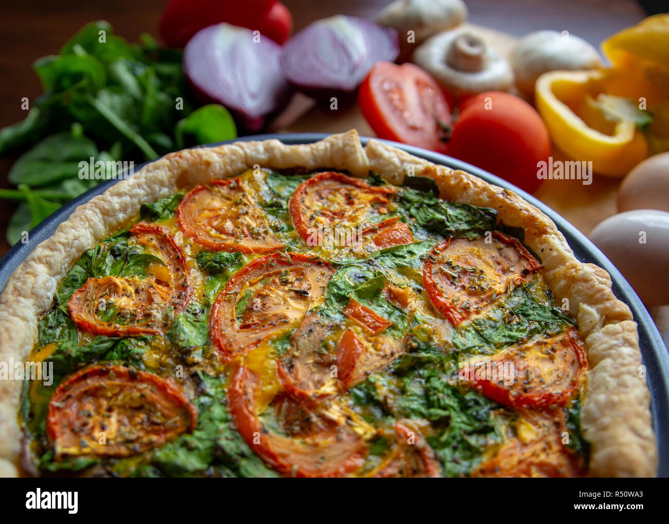 Une quiche chaude cuite au four avec des légumes frais et des œufs Banque D'Images