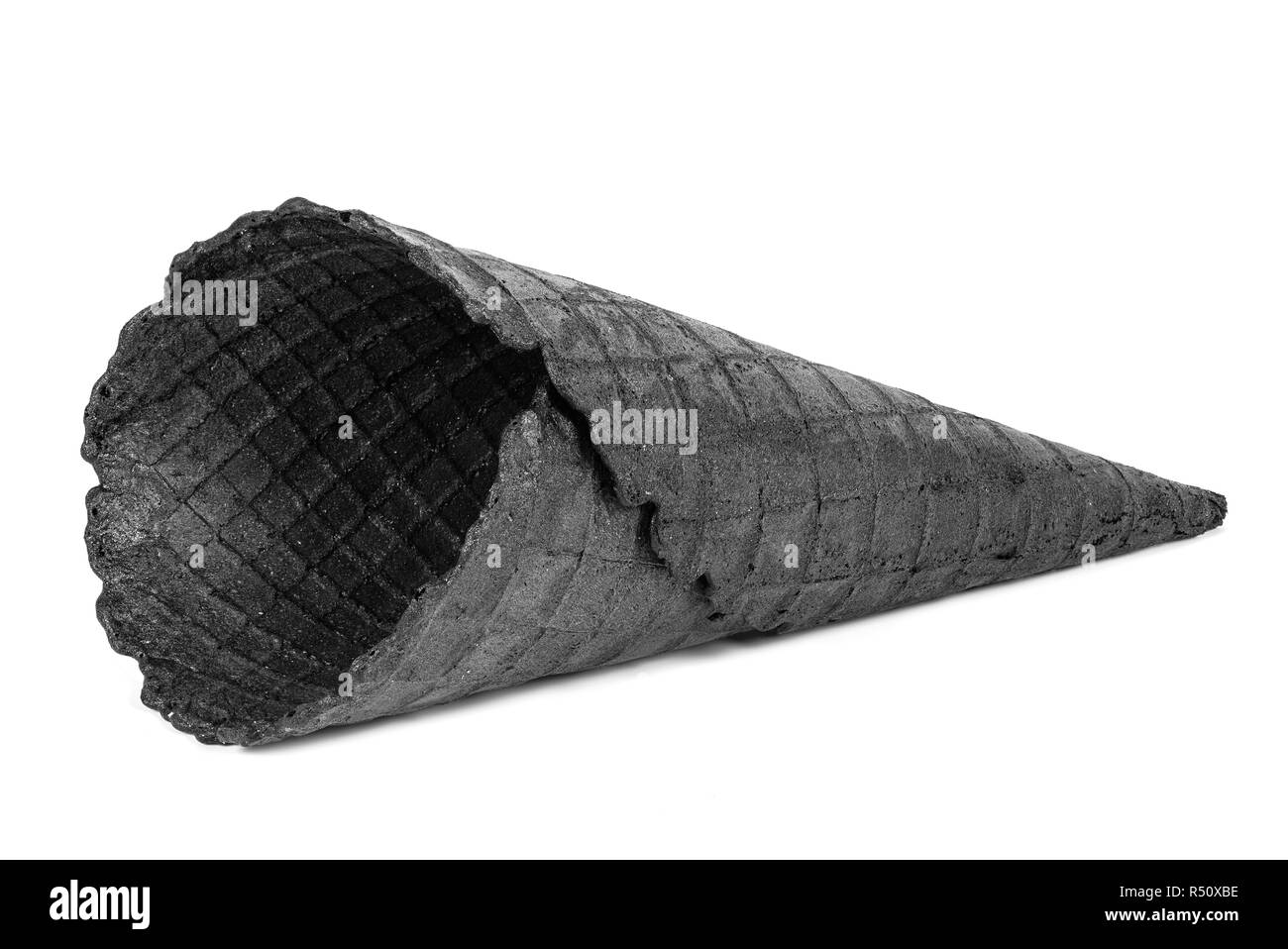 Cornet de crème glacée vide noir isolé sur fond blanc avec clipping path Banque D'Images
