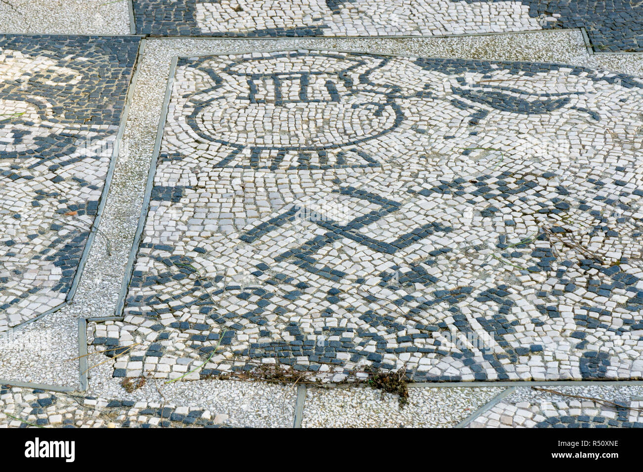 Ostia Antica à Rome, Italie. Dans l'atelier de mosaïque de la Piazzale delle Corporazioni avec une svastika figure géométrique et une ancienne icône religieuse Banque D'Images