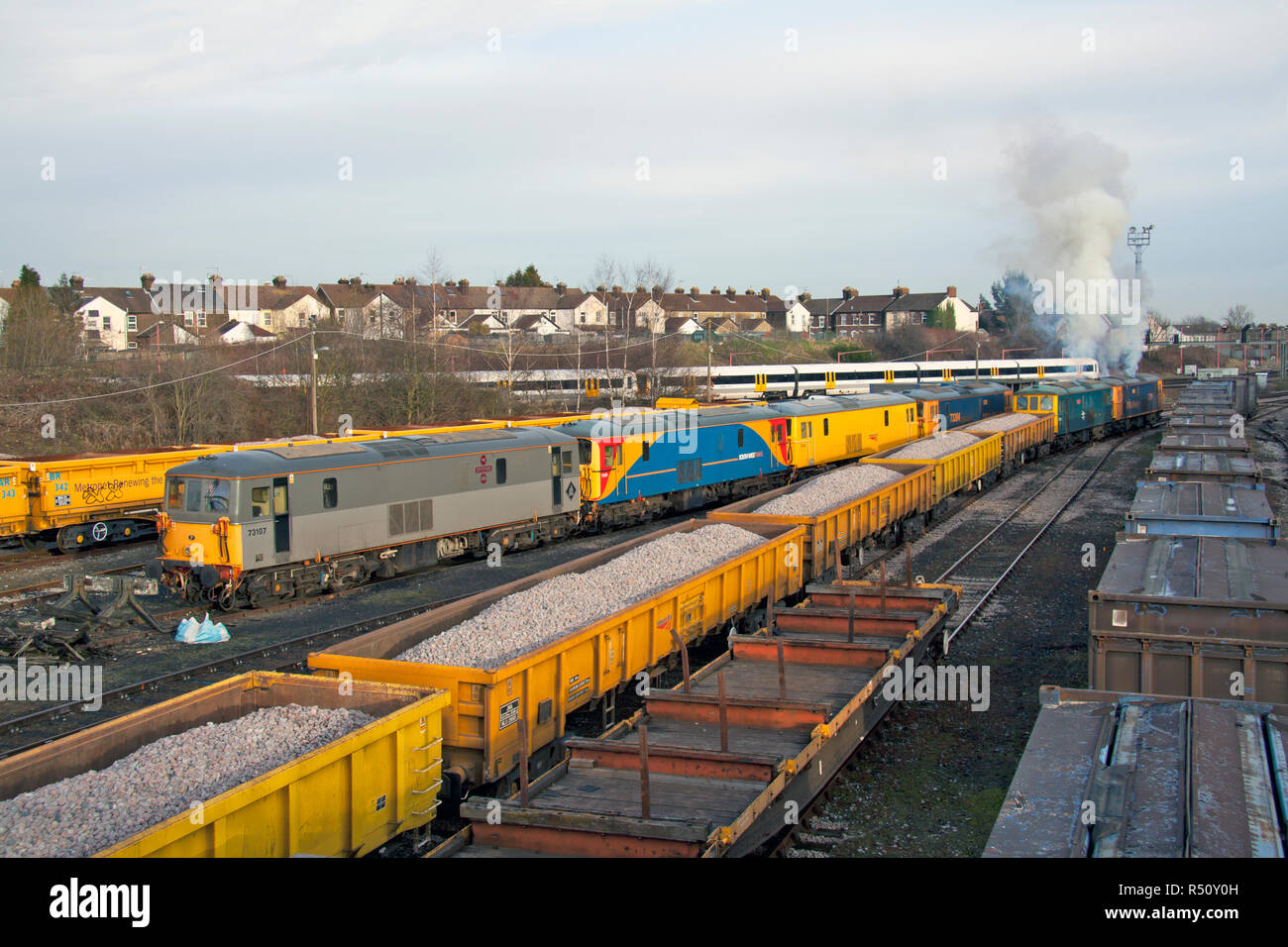 Une paire de locomotives diesel de la classe 73 numéros électro 73208 et 73206 faire un smokey départ de Tonbridge cour avec un chargé de ballast. Banque D'Images