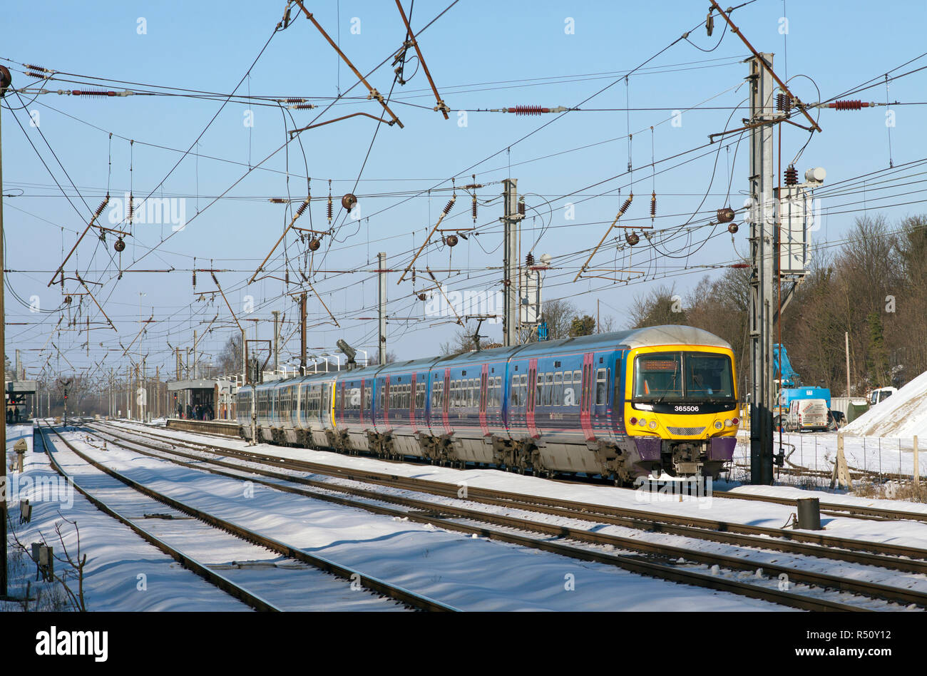 Une paire de class 365 automotrices électriques, au départ de la gare de Hitchin couvertes de neige sur la ligne principale de la côte est. Banque D'Images