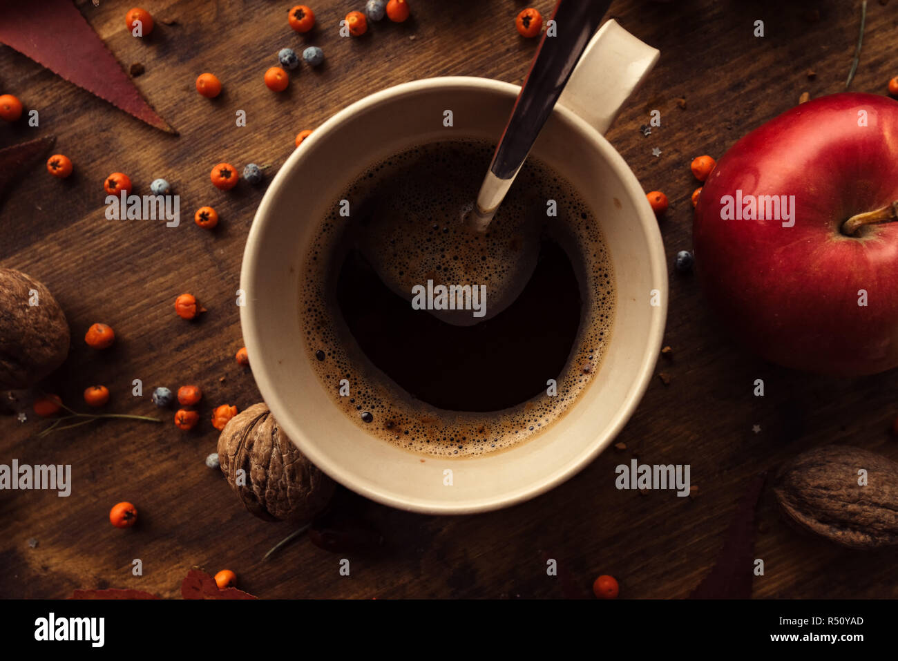 Boire du café chaud pour les journées d'automne froid, vue du dessus télévision laïcs de tasse de café sur la table décorée avec des fruits d'automne et des feuilles sèches Banque D'Images