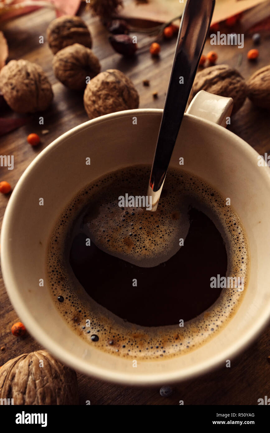 Boire du café chaud pour les journées d'automne froid, vue du dessus télévision laïcs de tasse de café sur la table décorée avec des fruits d'automne et des feuilles sèches Banque D'Images