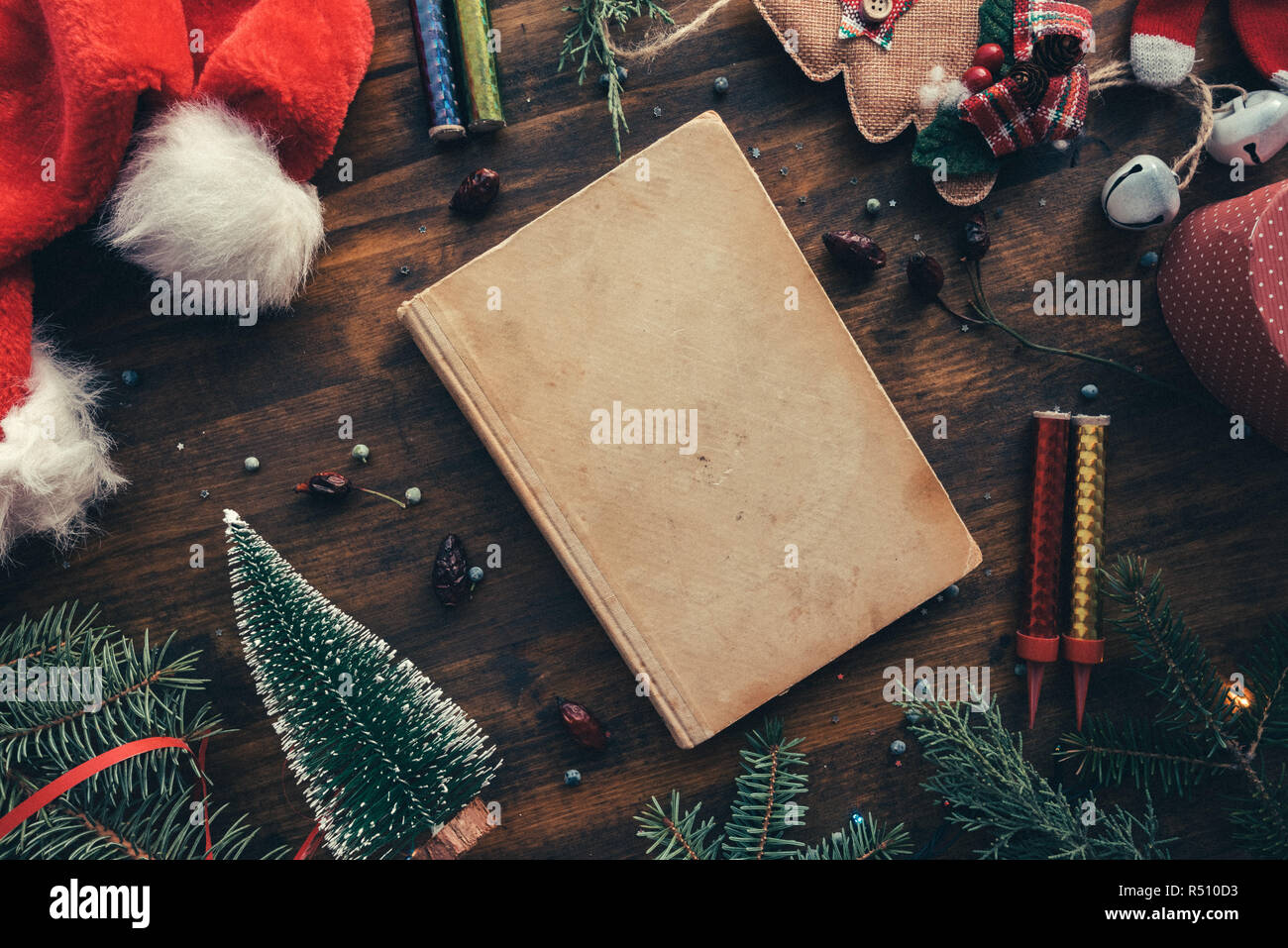 Livre Vintage décoration de Noël chez les laïcs, vue d'en haut, l'image aux couleurs rétro nostalgique Banque D'Images