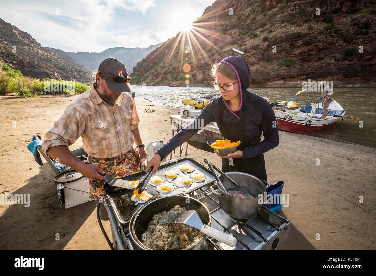 Deux guides de rafting cuire un repas au camp tandis que sur un voyage de rafting de la rivière Verte, Â la désolation/GrayÂ section Canyon, Utah, USA Banque D'Images