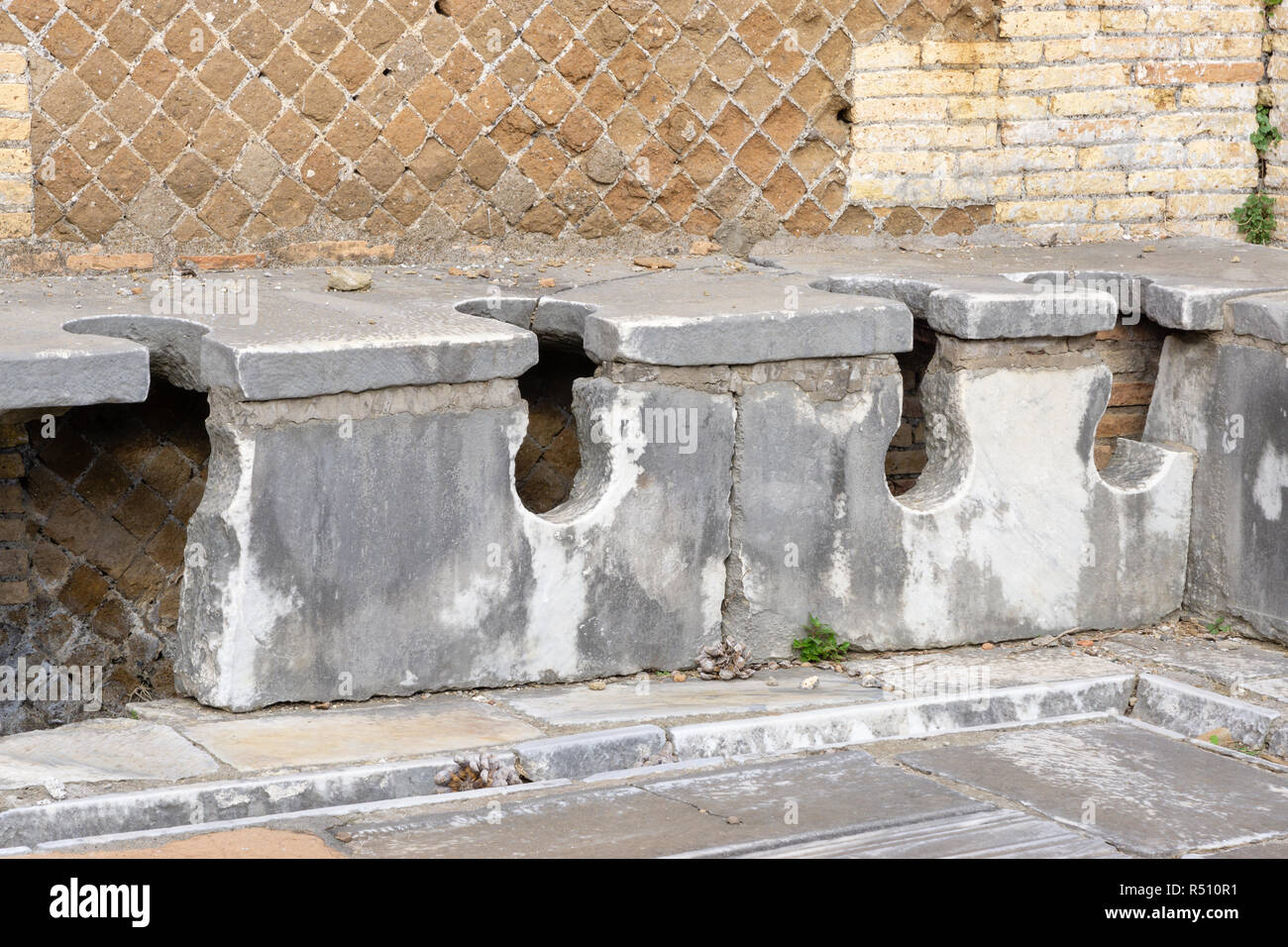 Ostia Antica à Rome, Italie. Latrines publiques romaines trouvés dans les fouilles d'Ostia Antica Banque D'Images