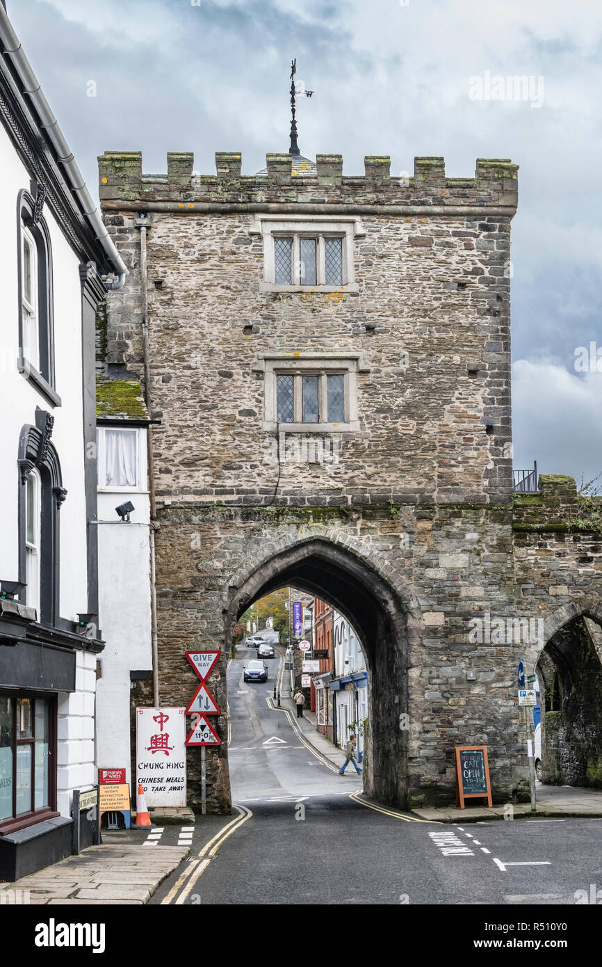 La cité médiévale Southgate Arch sur Southgate Street dans la ville de Cornouailles de Launceston. Banque D'Images