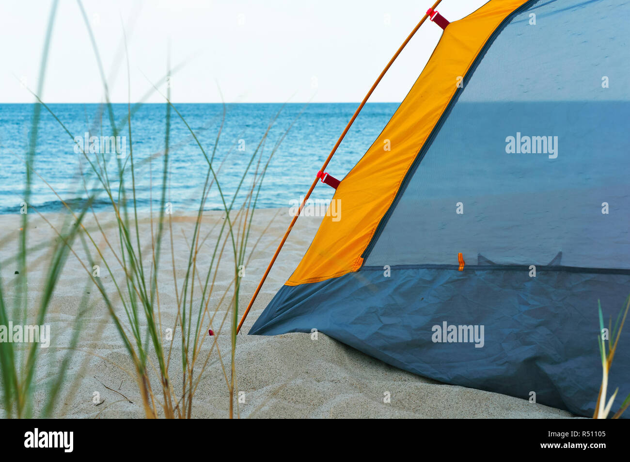 Yellow tente sur la plage, camping touristique sur le sable de la mer Banque D'Images