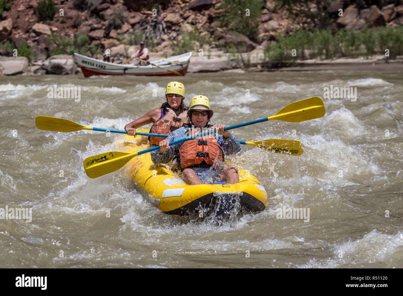 Un homme et une femme inflatableÂ Aâ pagaie kayak dans des rapides sur un voyage de rafting de la rivière Verte, Â la désolation/GrayÂ section Canyon, Utah, USA Banque D'Images