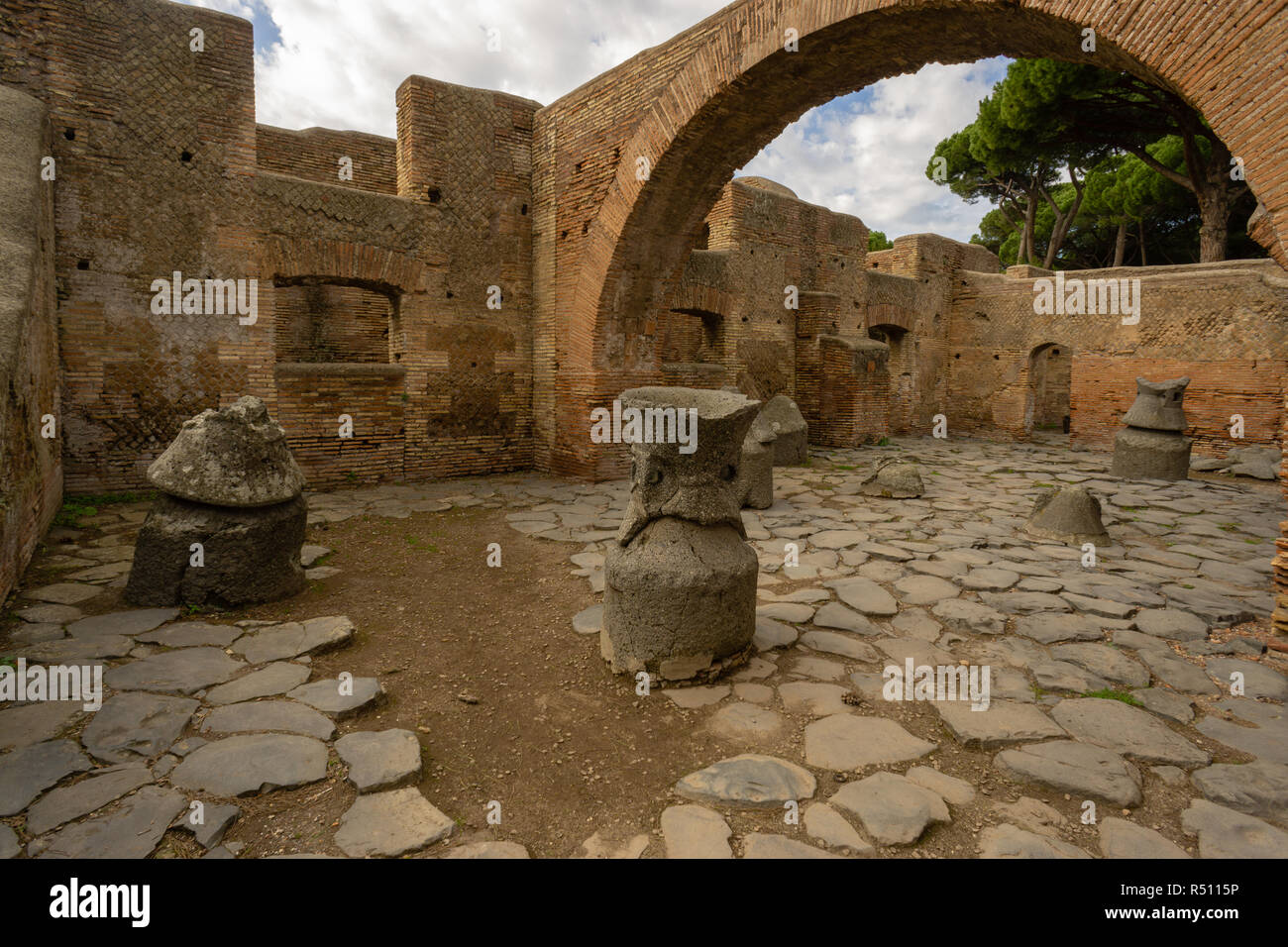 Ostia Antica à Rome, Italie. Palais de Molini avec meules de lave Banque D'Images